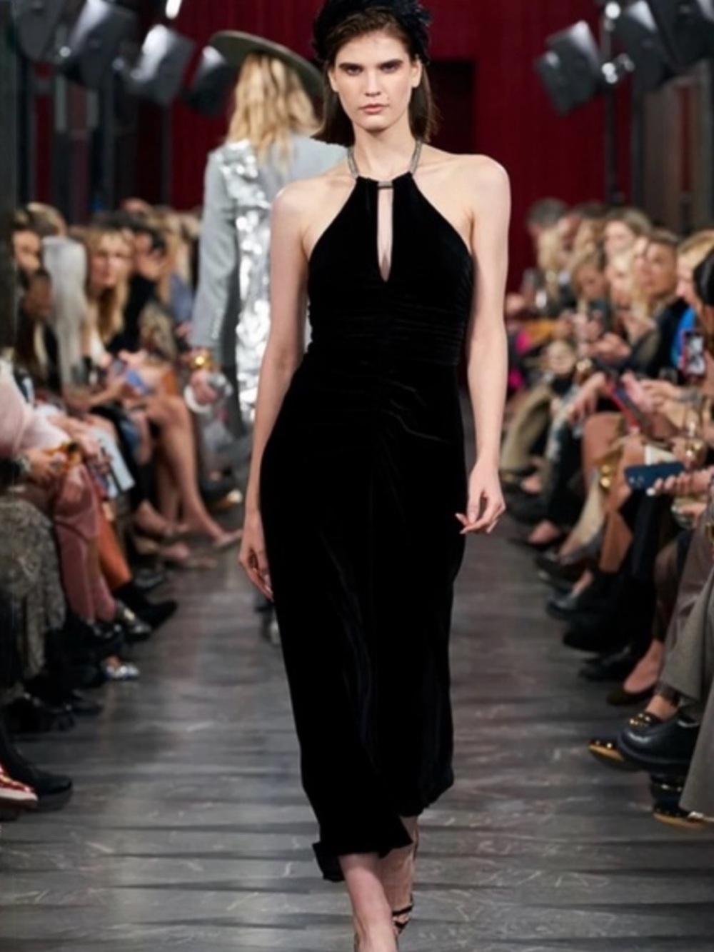 VERONICA BEARD
Josette Black Velvet Halter Midi Dress w Chain Detail Sz 00 PROM